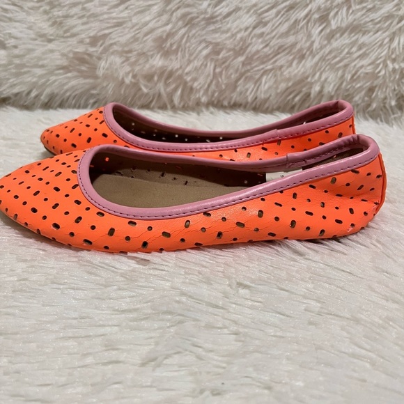 Old Navy Big Girls Finding Neon Orange Cut Out Slip On Ballet Flats Sz 1 - Picture 2 of 6